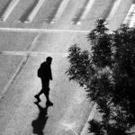 Пешеходец пресича