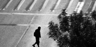 Пешеходец пресича