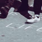 Пешеходец пресича