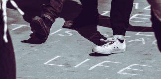 Пешеходец пресича