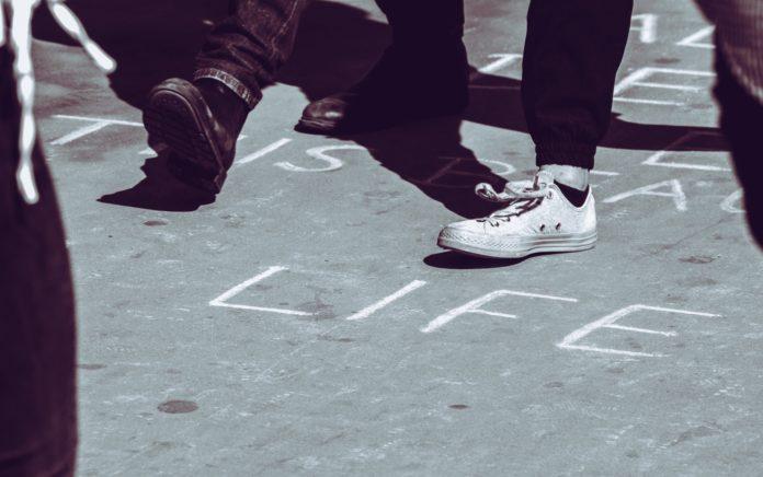 Пешеходец пресича