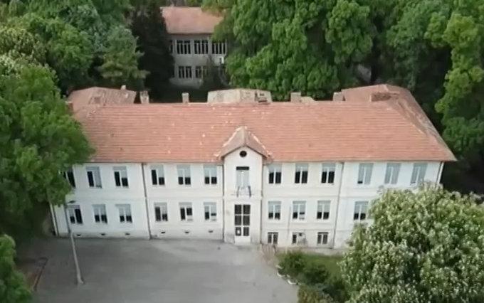 Училище в Поликраище