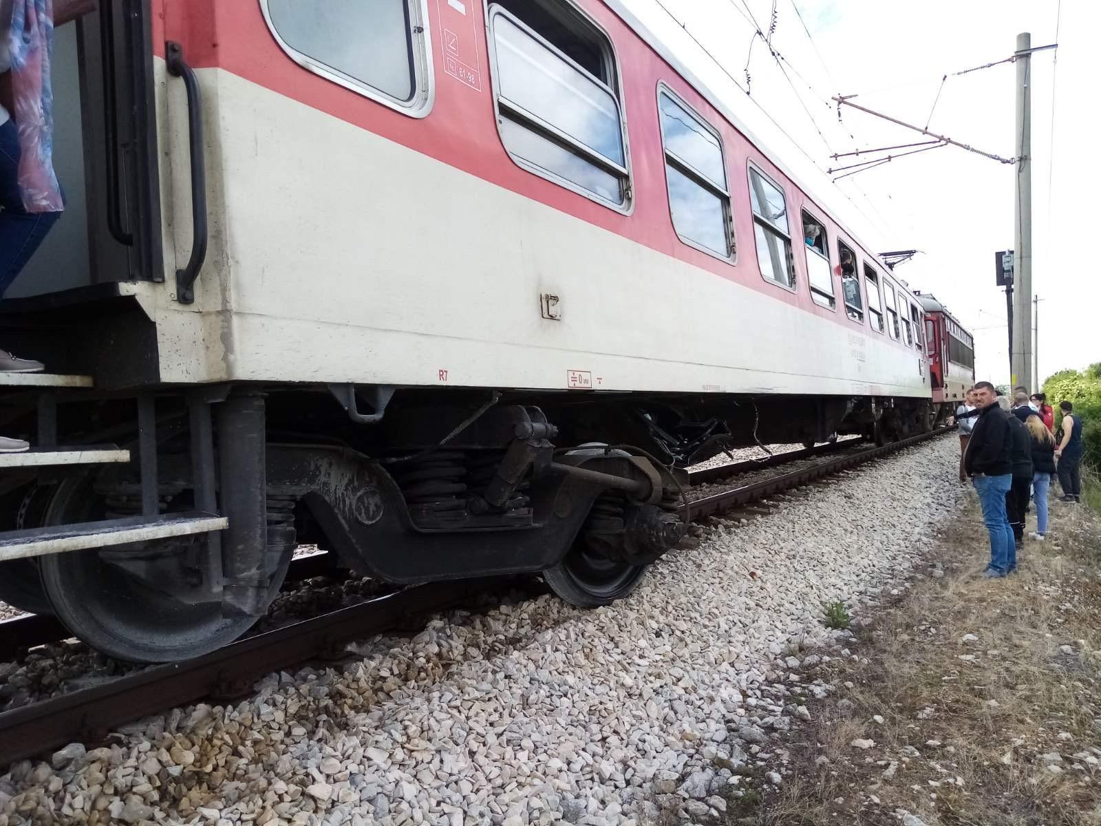 Влак е ударил инкасо автомобил в Разградско съобщиха от полицията Сигнал