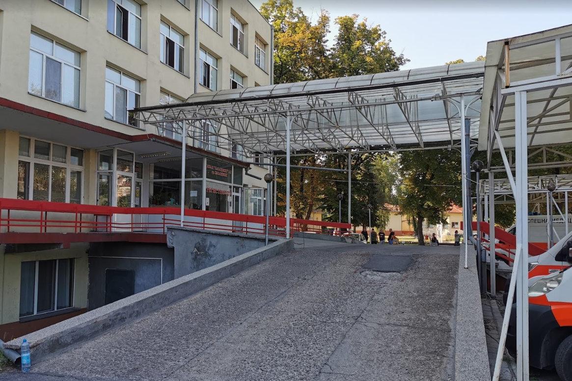 Полицаи от задържаха мъж за побой над жената с която