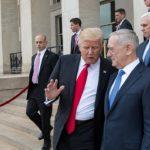 Джим Матис редом с президента Тръмп.