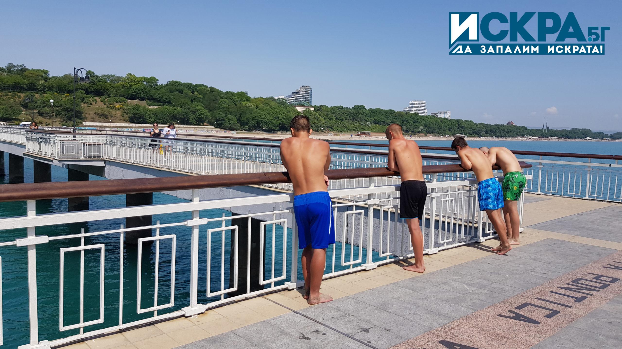 Христо Ташев, Жулиян Милчев и приятелите им на мястото на инцидента