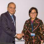 Сри Муляни Индравати (вдясно)