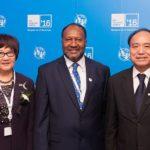 Бившият министър-председател на Вануату Шарлот (в средата)