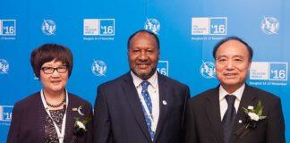 Бившият министър-председател на Вануату Шарлот (в средата)