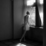 Жена до прозореца