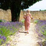 Билки, жена сред лавандулата