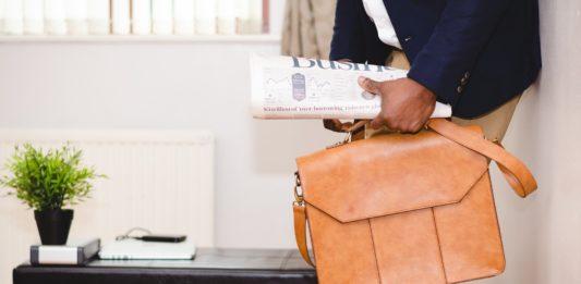 Бизнесмен - мъж с куфарче