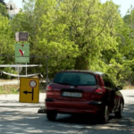 Кола срещу знака във Варна