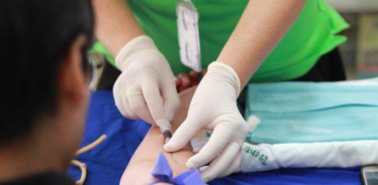 Взимане на кръв от медицинска сестра