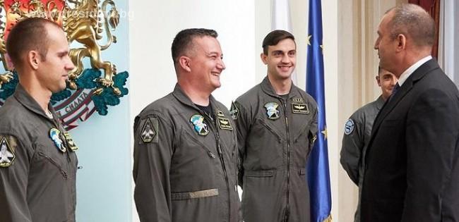 Радев и пилотите. Снимка: Президентството