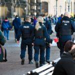 Полицаи на площад.