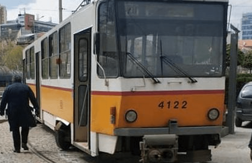 Пенсионерка е с тежки наранявания след инцидент с трамвай в