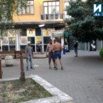 Бой в градинката пред Община Бургас