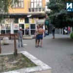 Бой в градинката пред Община Бургас