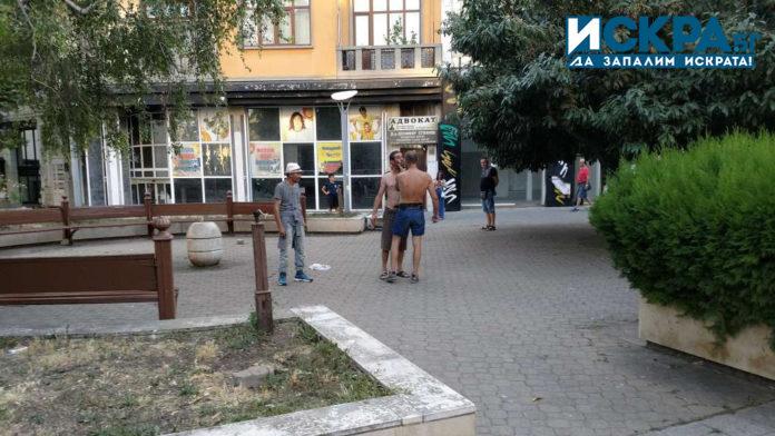 Бой в градинката пред Община Бургас