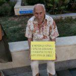 Протестиращ в Бургас. Снимка: Искра.бг