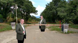 От коя страна на бариерата е общинският съветник Иво Баев?