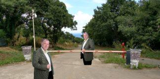 От коя страна на бариерата е общинският съветник Иво Баев?