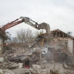 Разрушаване на сграда с багер