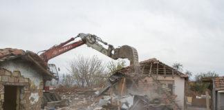 Разрушаване на сграда с багер