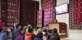 Children in Chiprovtsi Museum.