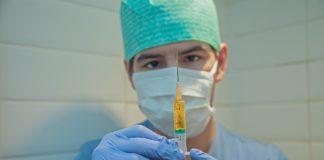 Лекар с ваксина.