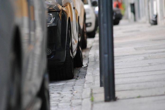 Паркиран автомобил