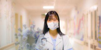 Лекарка азиатка с маска.