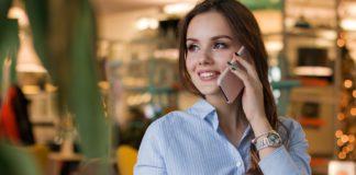 Жена говори по телефона.