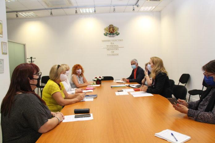 Среща на Марияна Николова с Националната асоциация за детски и младежки туризъм