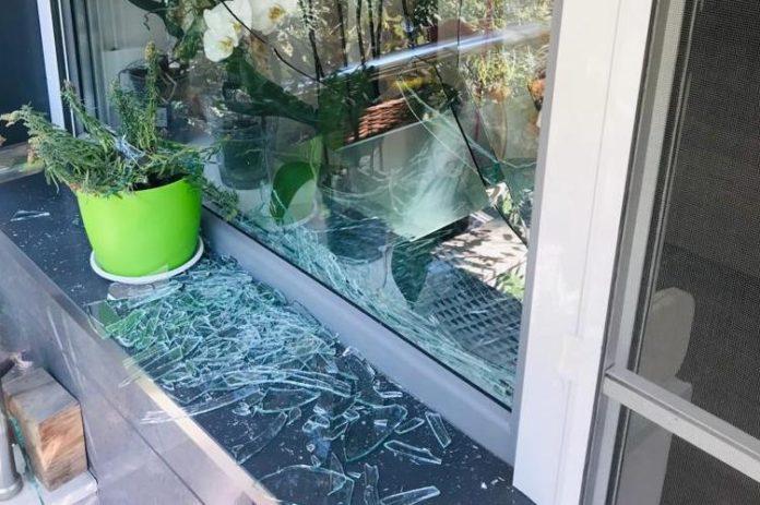 Счупен прозорец