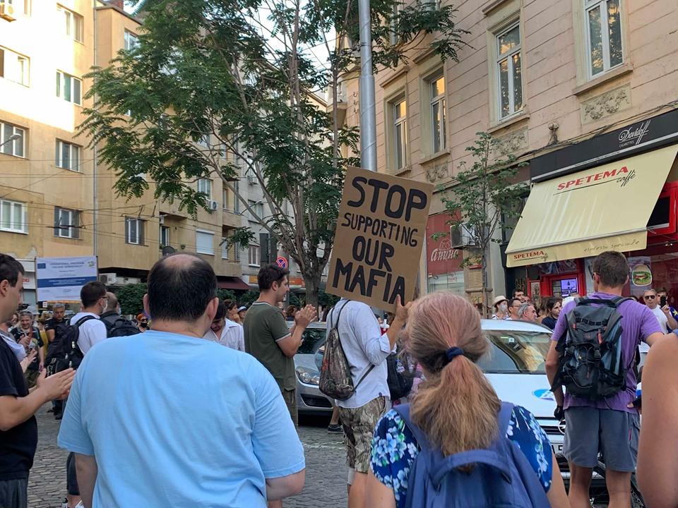 Ден 54 на протестите - граждани са пред сградата на Европейската комисия