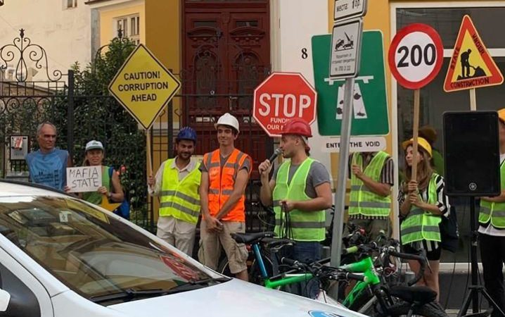 Ден 54 на протестите - граждани са пред сградата на Европейската комисия