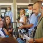 Министър Костадин Ангелов изслушва проблемите на медик