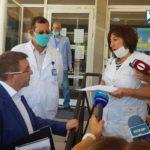 Министър Костадин Ангелов изслушва проблемите на медик