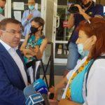 Министър Костадин Ангелов изслушва проблемите на медик