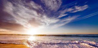 море, облаци, дъжд