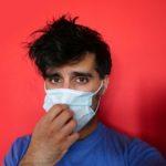 Мъж с маска - вирус.