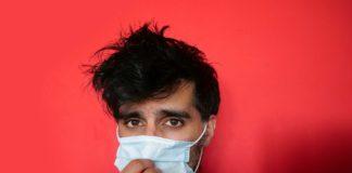 Мъж с маска - вирус.