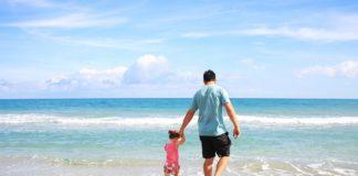 Баща с дете на плажа