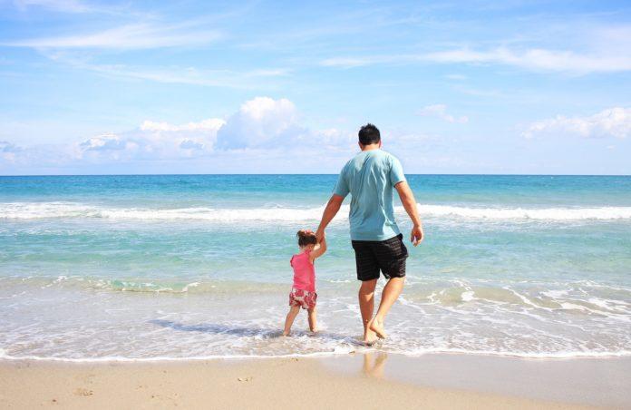Баща с дете на плажа