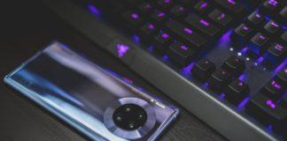 Телефон и клавиатура.