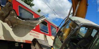 Влакът Варна - София удари багер