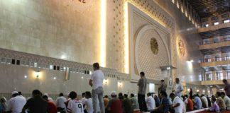 Хора се молят в джамия.