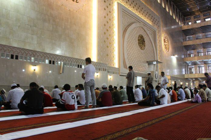 Хора се молят в джамия.